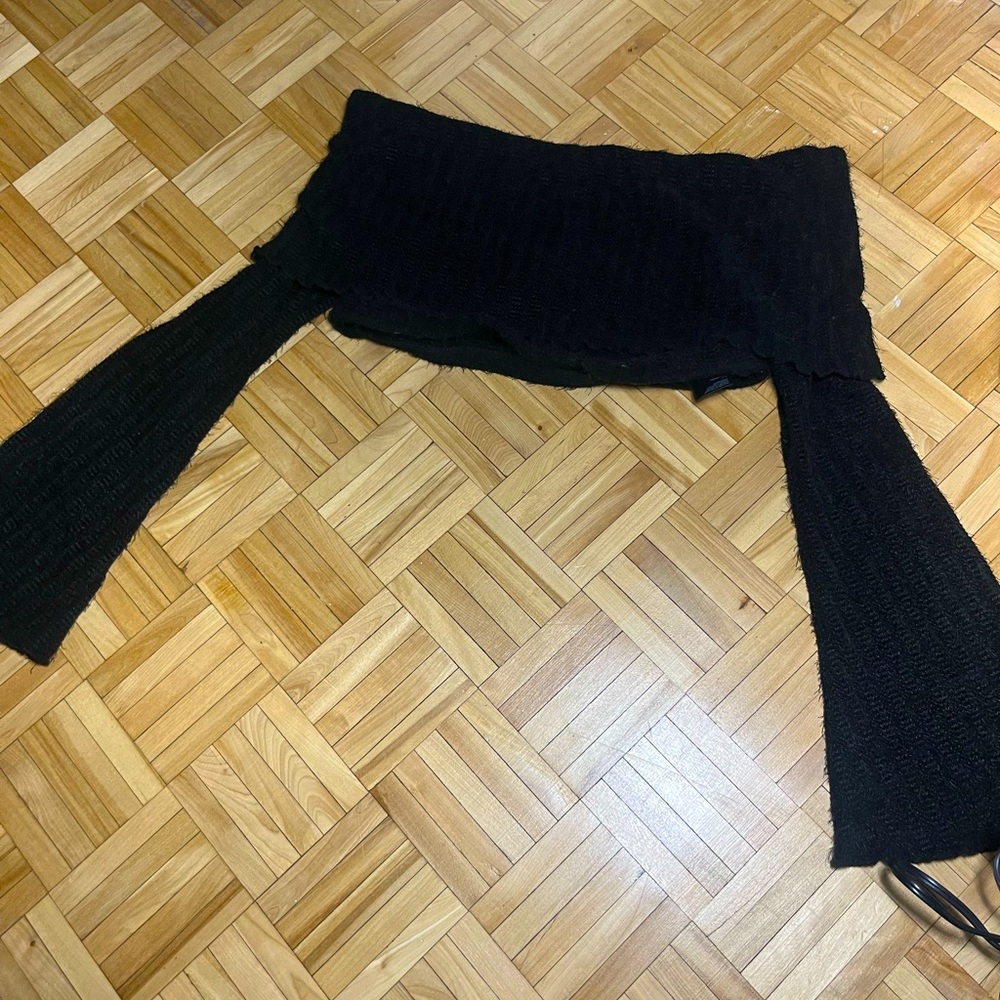 Black crop top long sleeve, very cute for occasions !